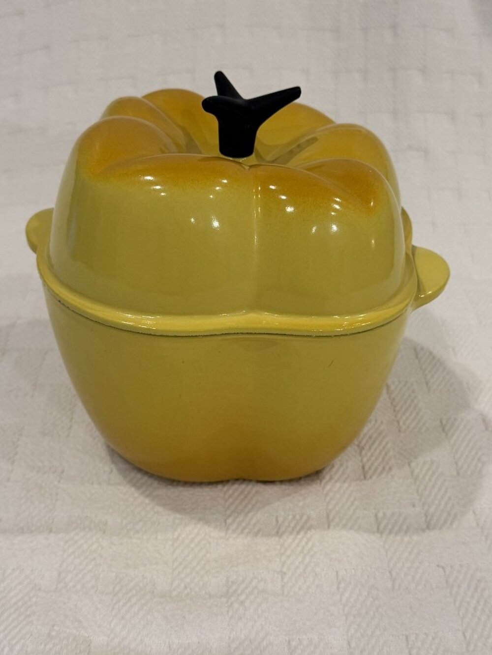Le Creuset Yellow Bell Pepper Cocotte – Enameled Cast Iron Covered Casserole